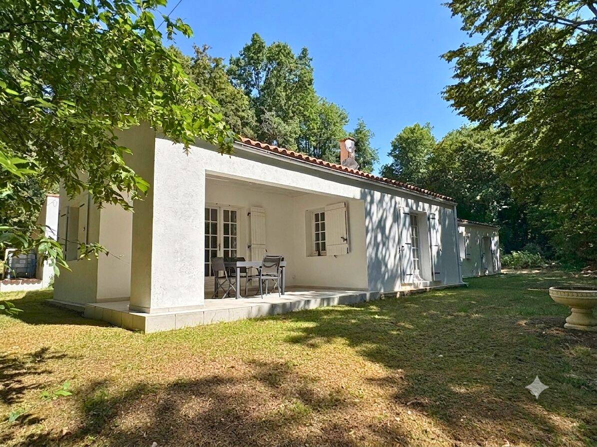 Maison 5 pièces 166 m² · à Louzac-Saint-André · 166 m² · 233 200 €
