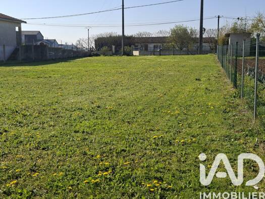 Terrain constructible à vendre 23 500 € 1 075 m² de terrain Maillé 86190