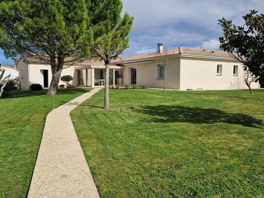 Maison à vendre 330 000 € 6 pièces 4 chambres 169 m² 1 770 m² de terrain Julienne 16200