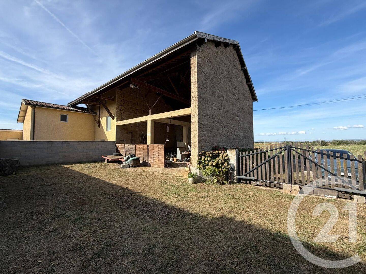 Maison 1 pièce 456 m² · à Civrieux · 456 m² · 160 000 €