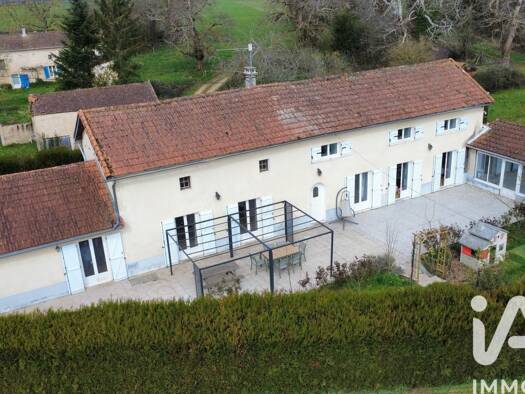 Maison à vendre 200 000 € 8 pièces 6 chambres 180 m² 3 500 m² de terrain Payré 86700