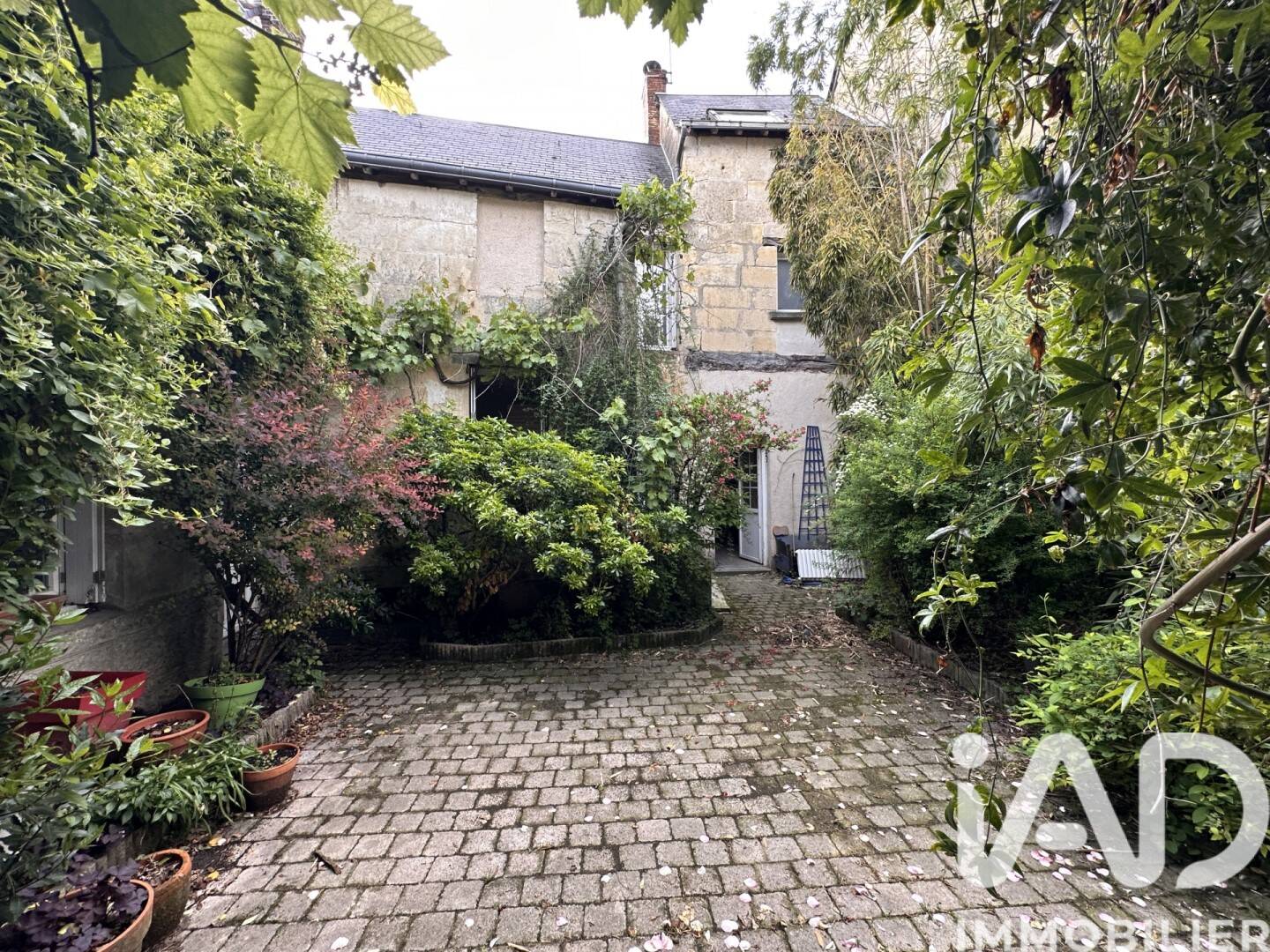 Maison 6 pièces 181 m² · à La Chartre-sur-le-Loir · 181 m² · 200 000 €