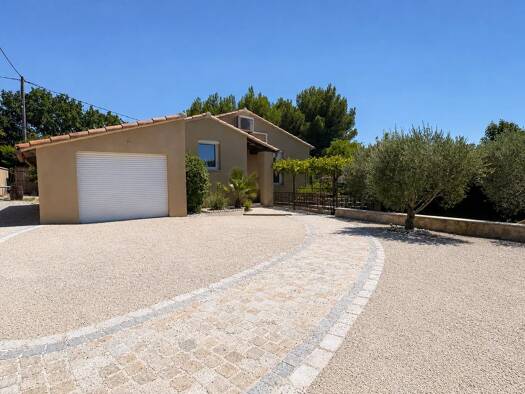 Maison de plain-pied à vendre 545 900 € 5 pièces 3 chambres 111 m² 940 m² de terrain Saint-Cannat 13760