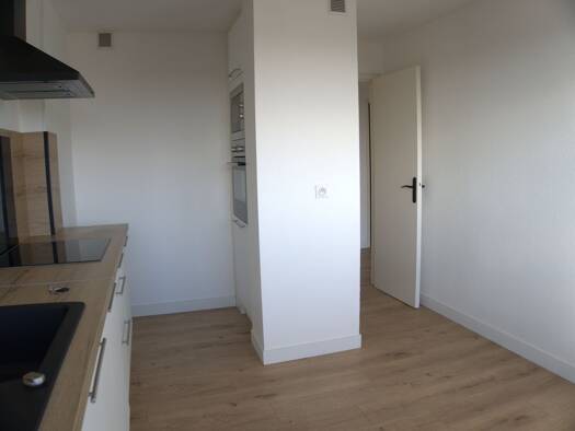 Appartement à louer 875 € 2 pièces 1 chambre 51 m² Étage 7/7 Saraillere-Ronceval-Seigliere Cenon 33150