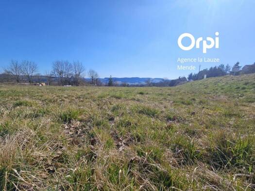 Terrain constructible à vendre 70 000 € 2 377 m² de terrain Montrodat 48100