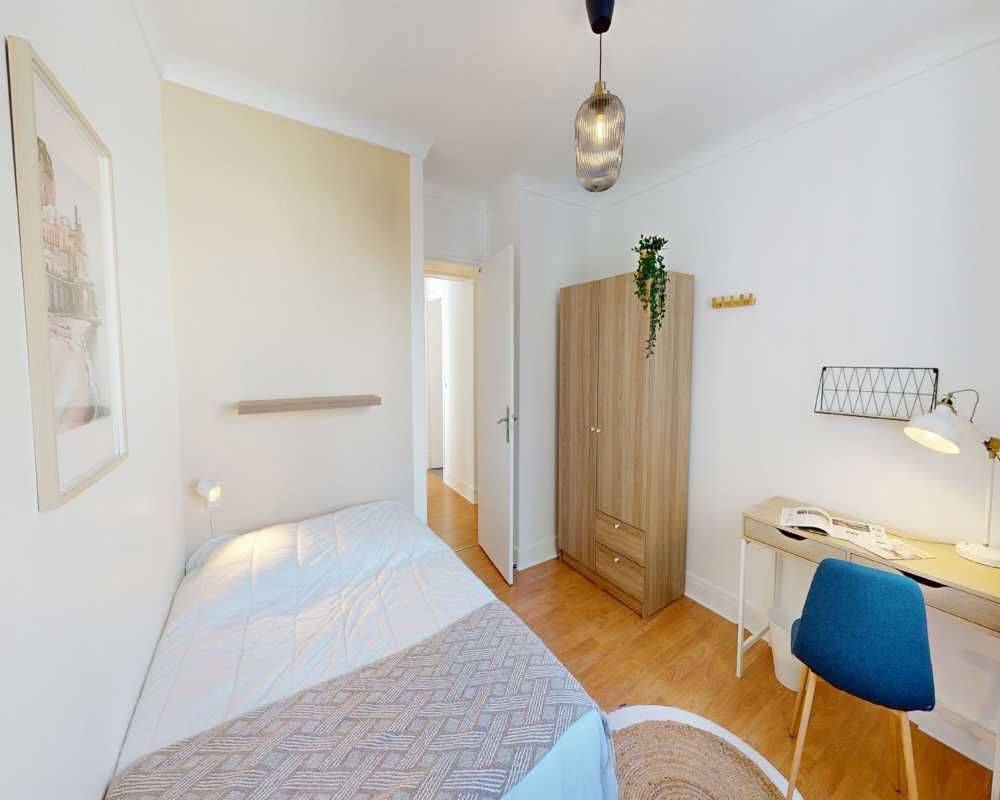 Appartement 5 pièces 110 m² · à Paris 17ème Arrondissement · 110 m² · 1 210 €/mois