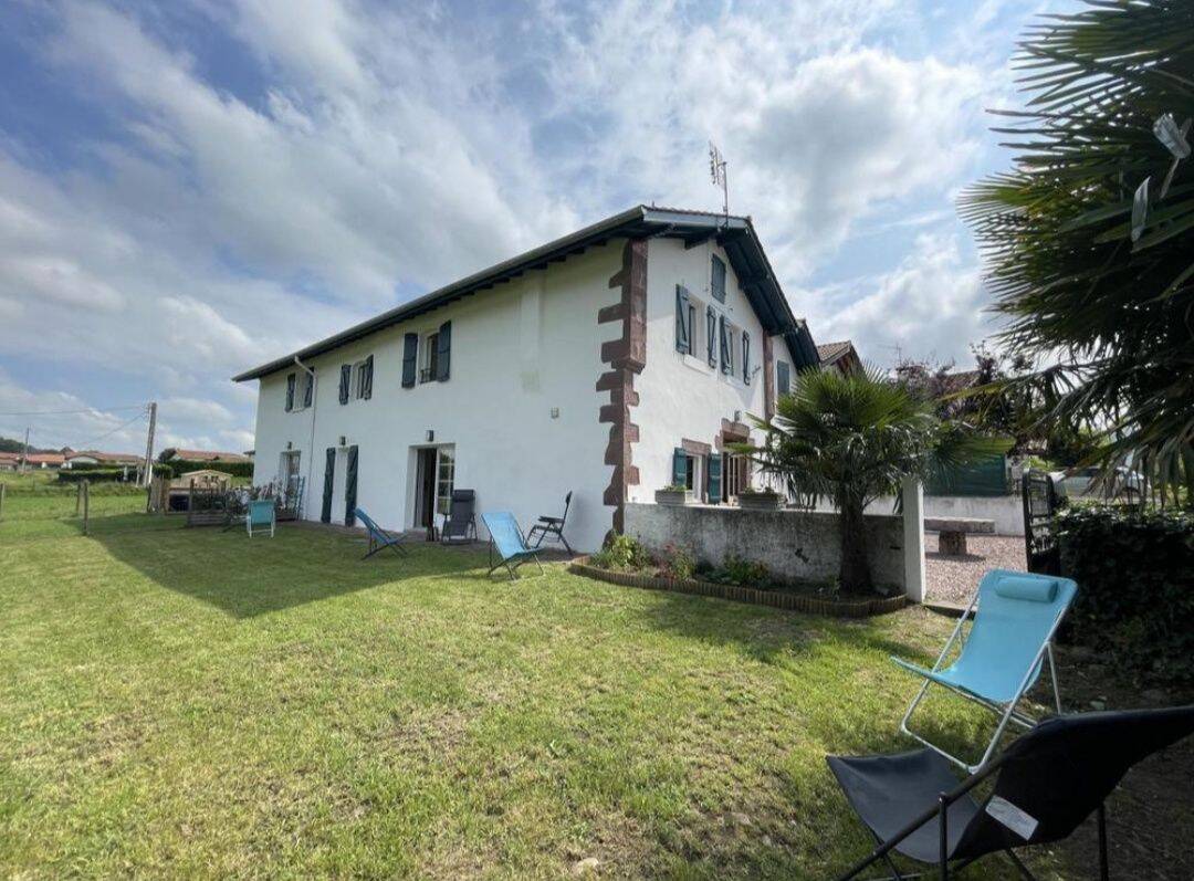 Maison 6 pièces 160 m² · à Saint-Jean-le-Vieux · 160 m² · 1 100 €