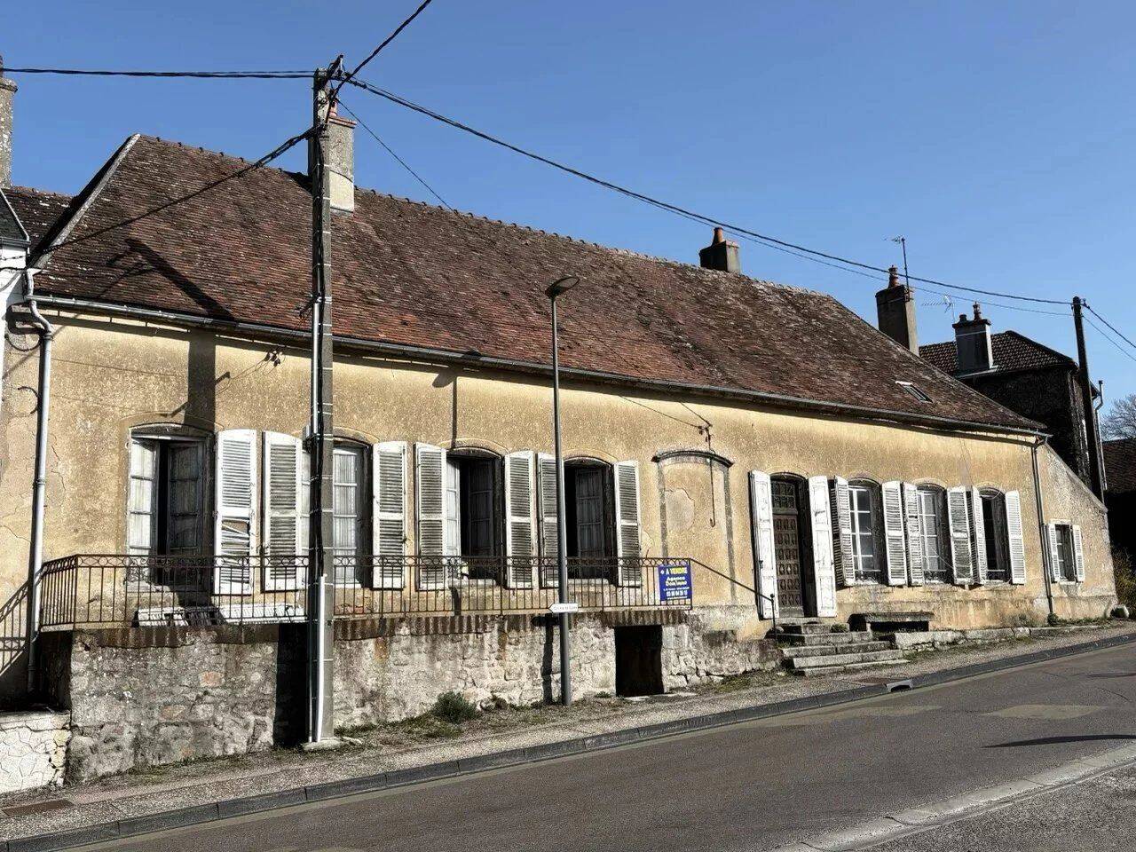 Maison 3 pièces 196 m² · à La Roche-en-Brenil · 196 m² · 45 000 €