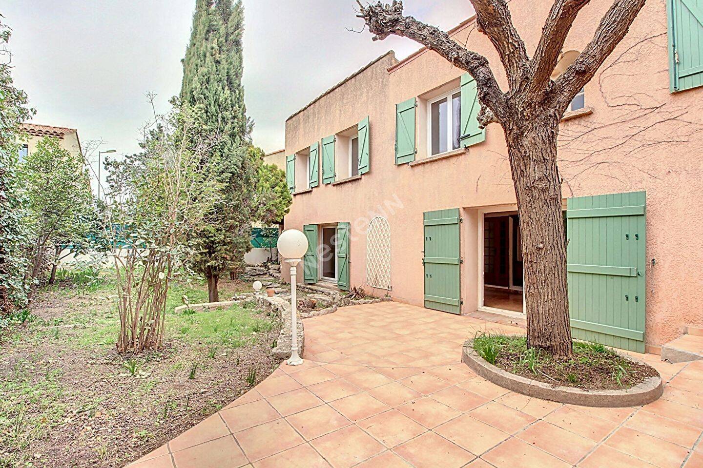 Maison 5 pièces 148 m² · à Saint-Mitre-les-Remparts · 147,6 m² · 1 884 €