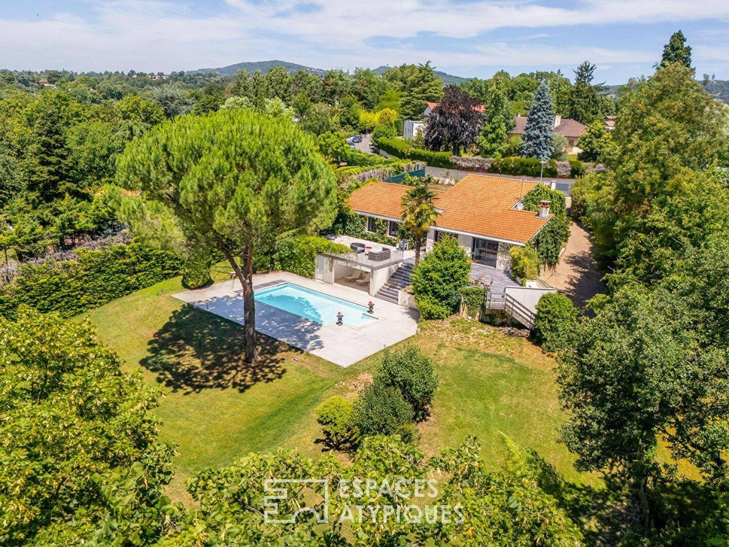 Maison 7 pièces 270 m² · à Saint-Didier-au-Mont-d'Or · 270 m² · 5 600 €/mois