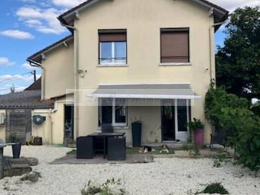 Maison de ville à vendre 159 000 € 11 pièces 5 chambres 163 m² 810 m² de terrain Jarnac 16200