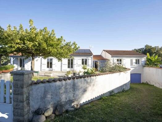 Maison à vendre 225 750 € 8 pièces 5 chambres 160 m² 1 485 m² de terrain Allas-Bocage 17150