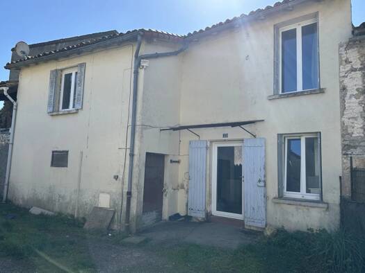 Maison de ville à vendre 91 500 € 5 pièces 2 chambres 89 m² Gençay 86160