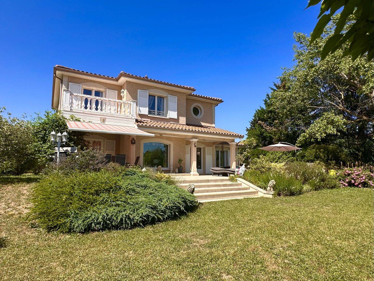 Maison 9 pièces 233 m² · à Grézieu-la-Varenne · 233 m² · 699 000 €