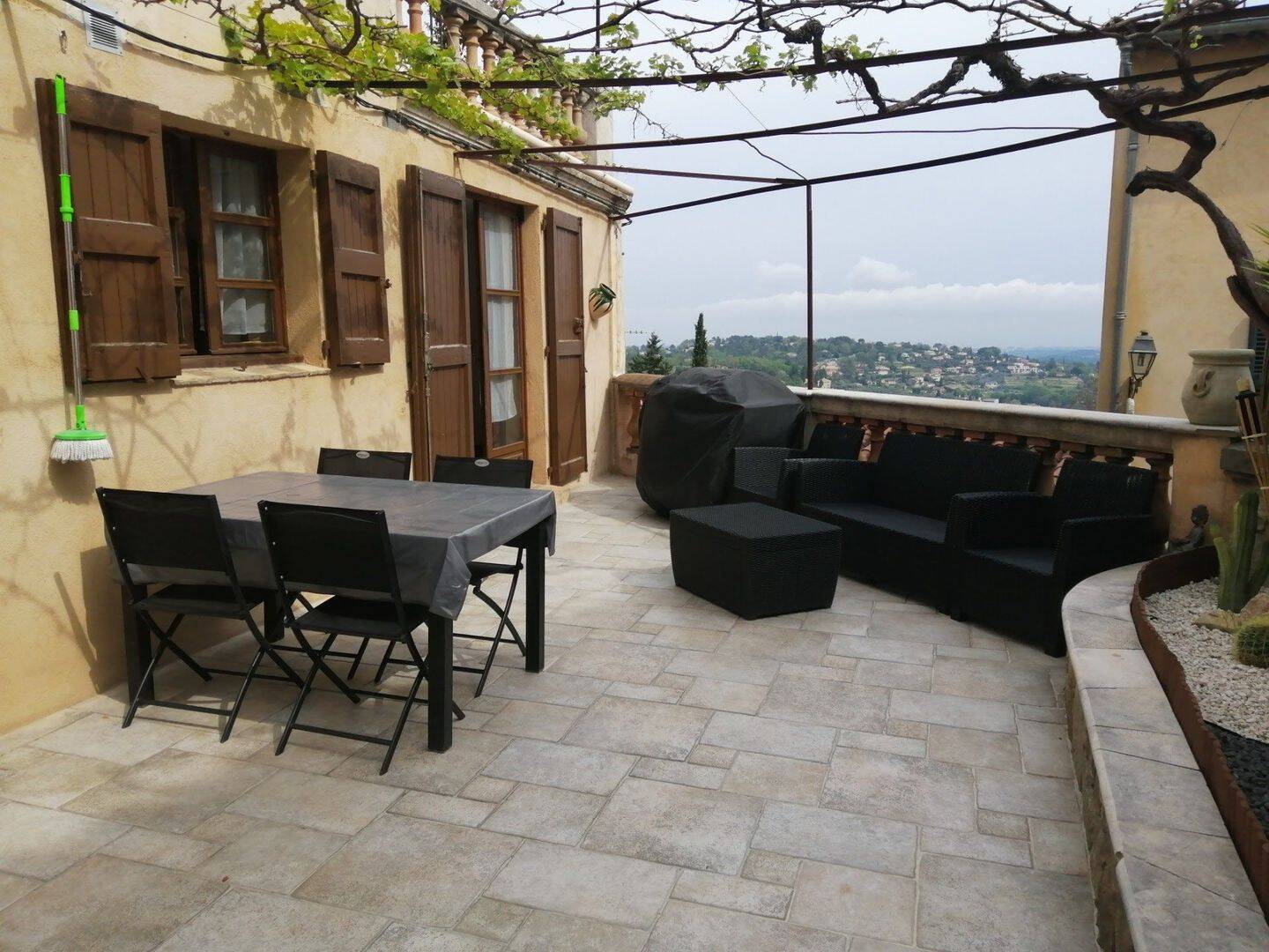 Maison 3 pièces 78 m² · à Châteauneuf-Grasse · 77,5 m² · 1 270 €