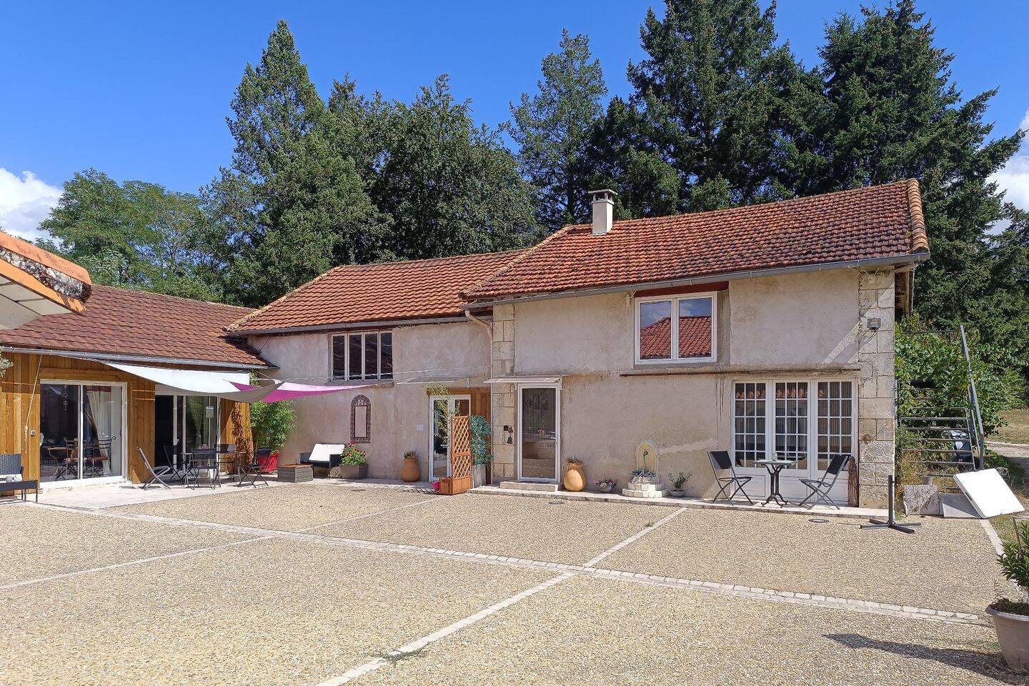 Maison 8 pièces 224 m² · à Montrem · 224 m² · 439 000 €
