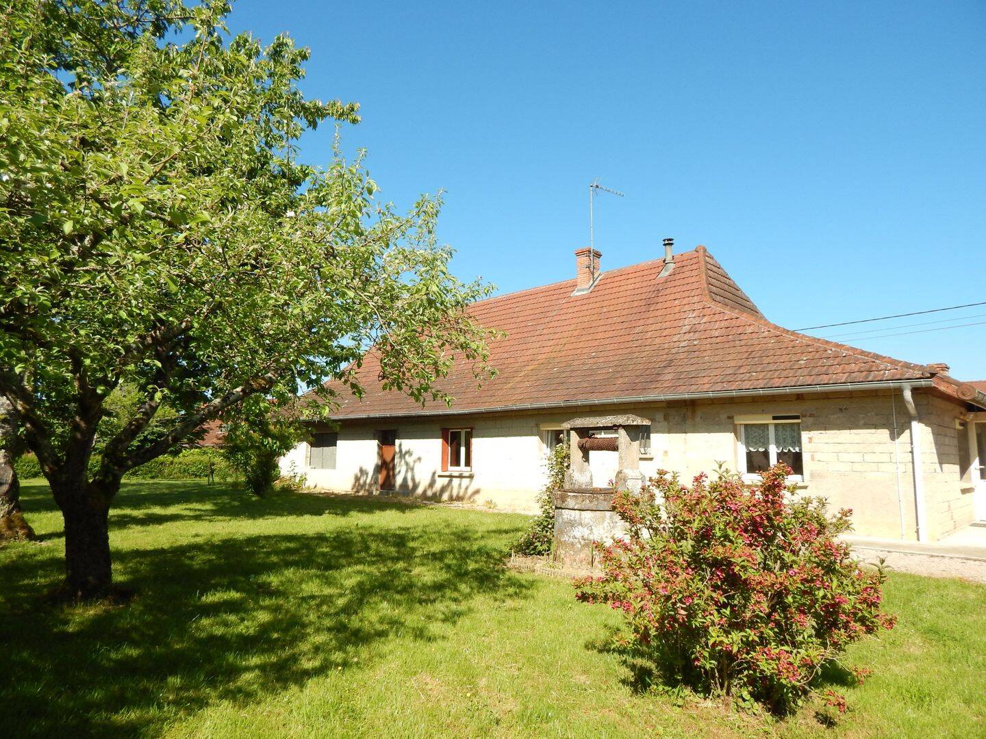 Maison 7 pièces 102 m² · à Bletterans · 102 m² · 140 000 €
