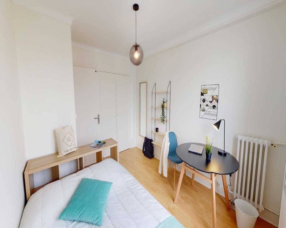 Appartement 4 pièces 90 m² · à Paris 17ème Arrondissement · 90 m² · 1 275 €