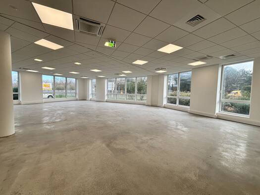 Local commercial à louer 2 350 € 170 m² de surface de vente Villaroy Guyancourt 78280