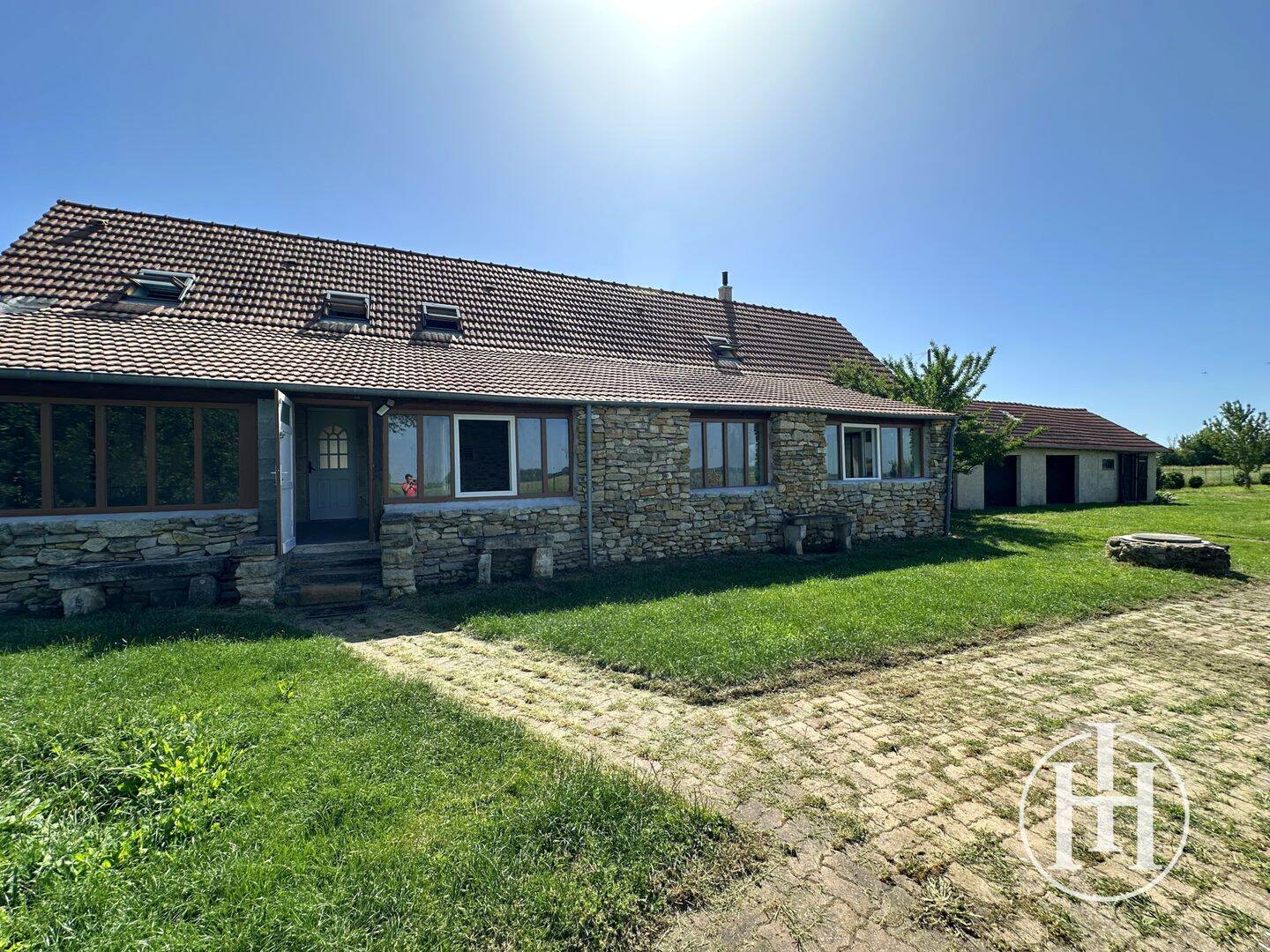 Maison 8 pièces 235 m² · à Uzay-le-Venon · 235 m² · 149 000 €