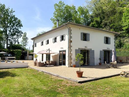 Maison à vendre - Première occupation 1 370 000 € 7 pièces 4 chambres 256 m² 12 672 m² de terrain Bayonne 64100