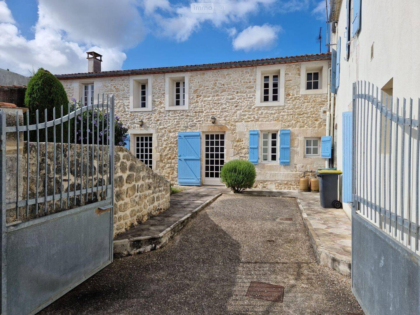 Maison 12 pièces 264 m² · à L'Éguille · 264 m² · 322 400 €