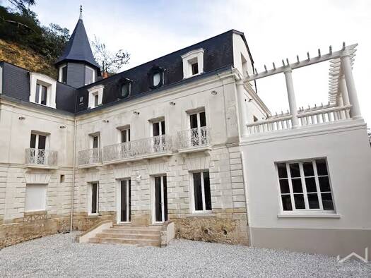 Maison à vendre 1 716 000 € 10 pièces 5 chambres 300 m² 4 000 m² de terrain Rochecorbon 37210