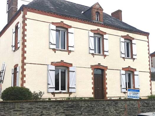 Maison à vendre 251 500 € 6 pièces 3 chambres 145 m² Centre Ville Chemillé-en-Anjou 49120