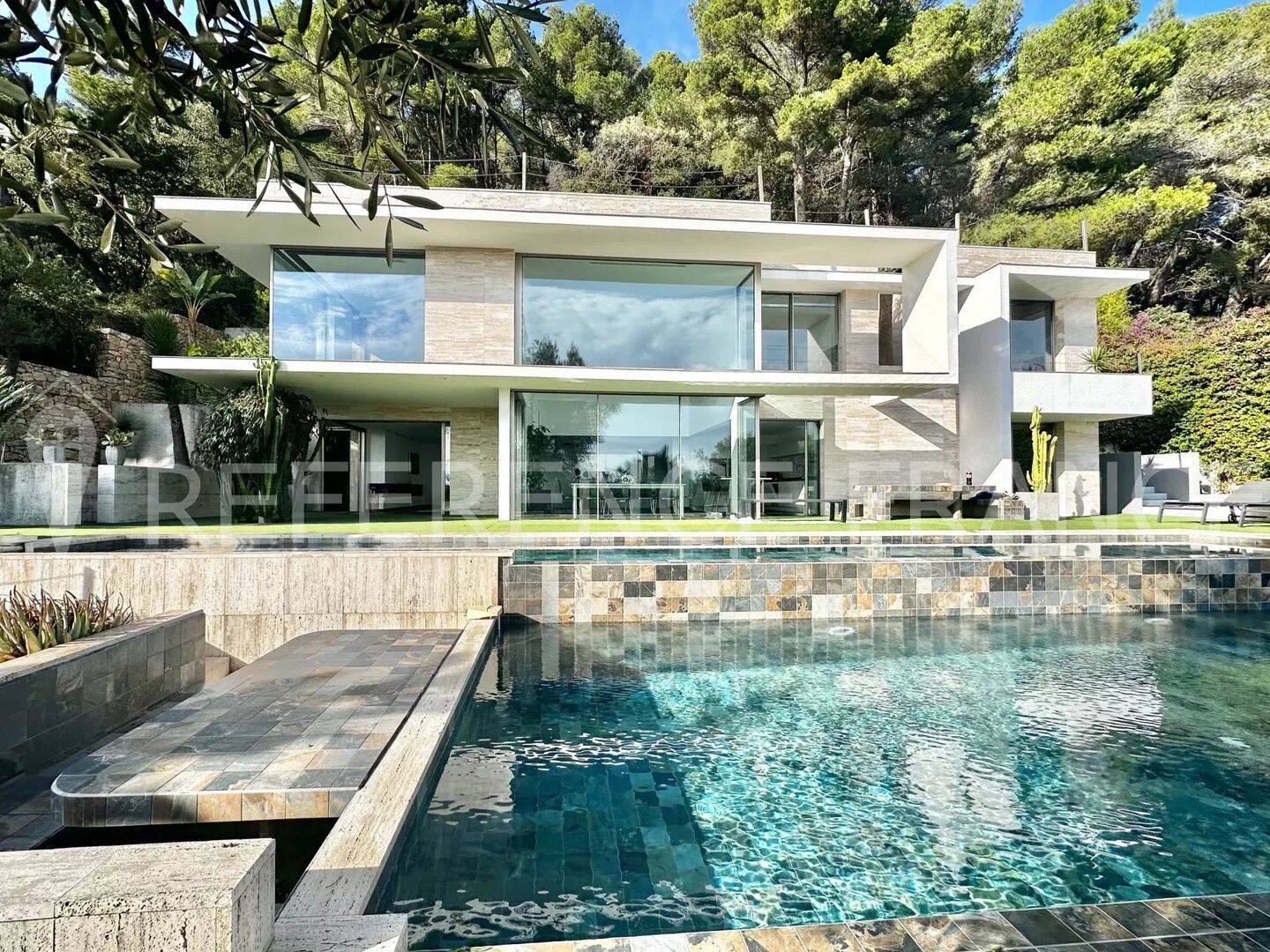 Maison 7 pièces 250 m² · à Mougins · 250 m² · 16 000 €/mois