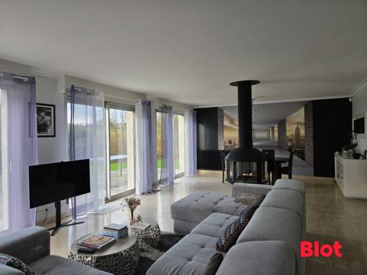 Villa à vendre 556 500 € 7 pièces 6 chambres 260 m² 2 903 m² de terrain Fougères 35300