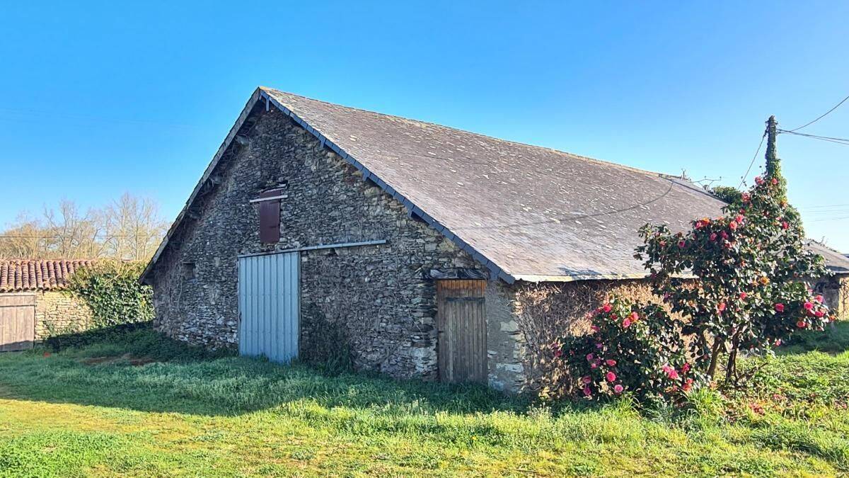 Maison 4 pièces 240 m² · à Saint-Étienne-de-Mer-Morte · 240 m² · 85 000 €