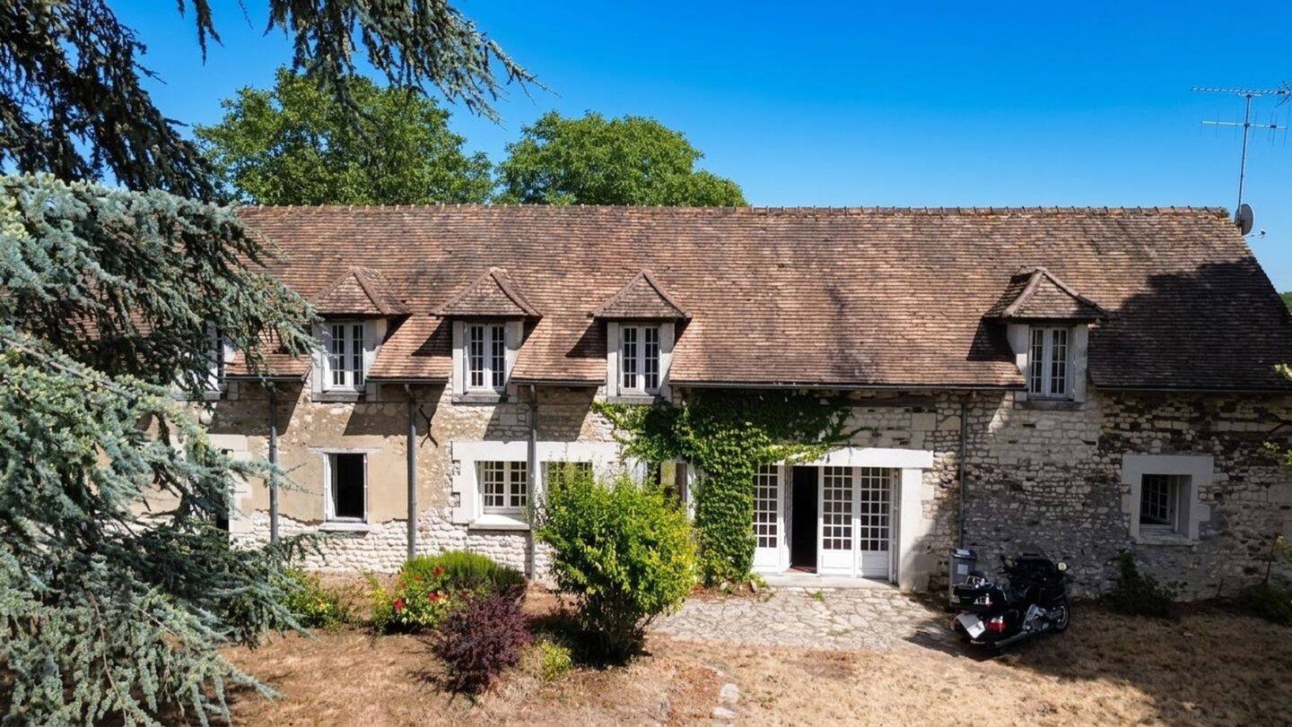 Maison 5 pièces 230 m² · à Antogny-le-Tillac · 230 m² · 245 000 €