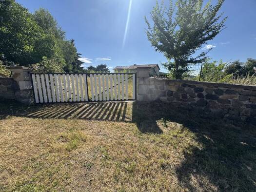 Terrain constructible viabilisé à vendre 62 000 € 1 069 m² de terrain Saint-Germain-Laprade 43700