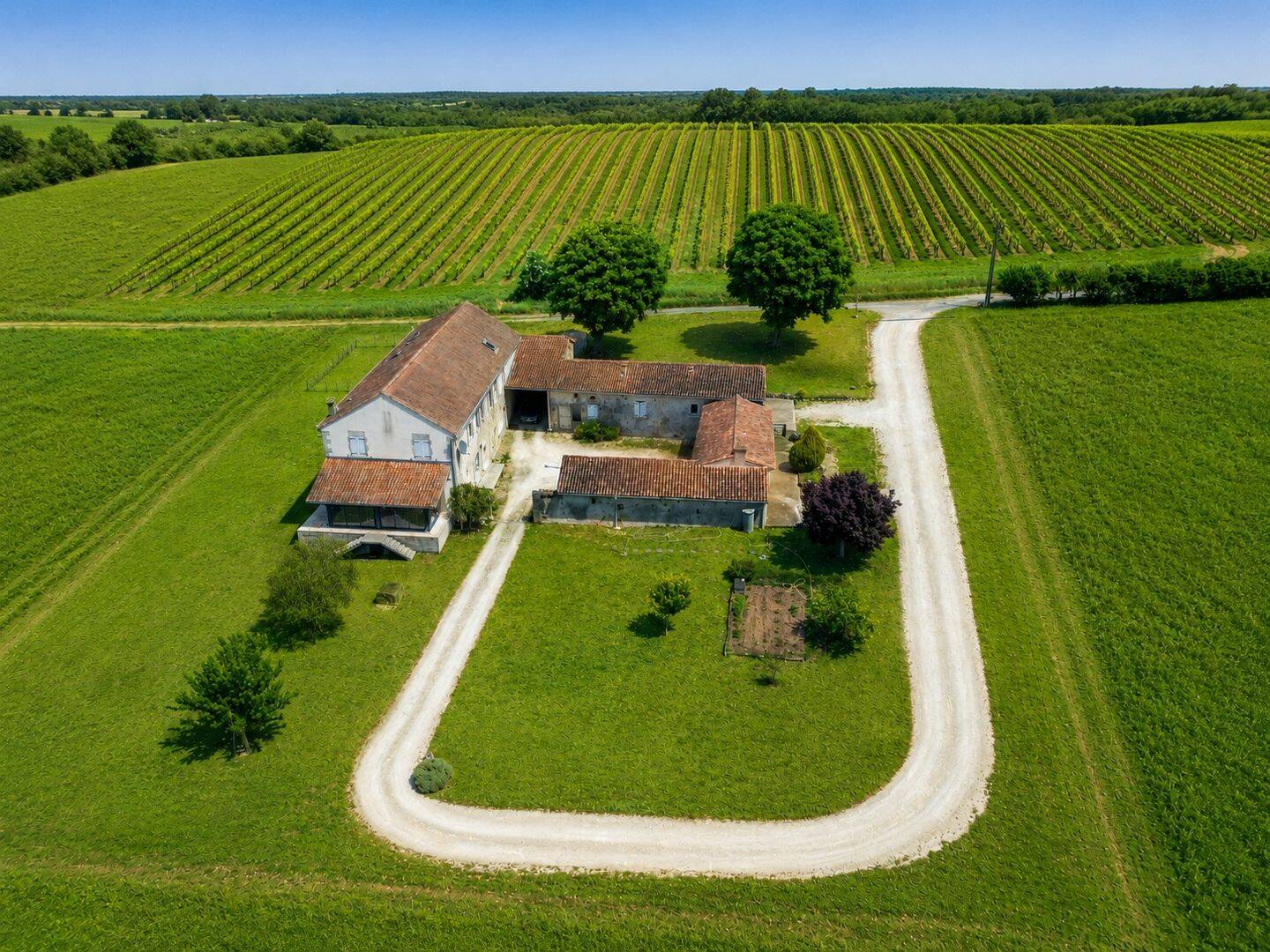 Maison 21 pièces 410 m² · à Étriac · 410 m² · 678 000 €