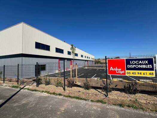 Local d'activités à louer 2 538 € 314 m² d'espace de stockage Champniers 16430