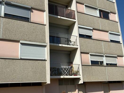 Appartement à vendre 95 000 € 3 pièces 2 chambres 63 m² Étage 1/10 Val du Solvan Lons-le-Saunier 39000