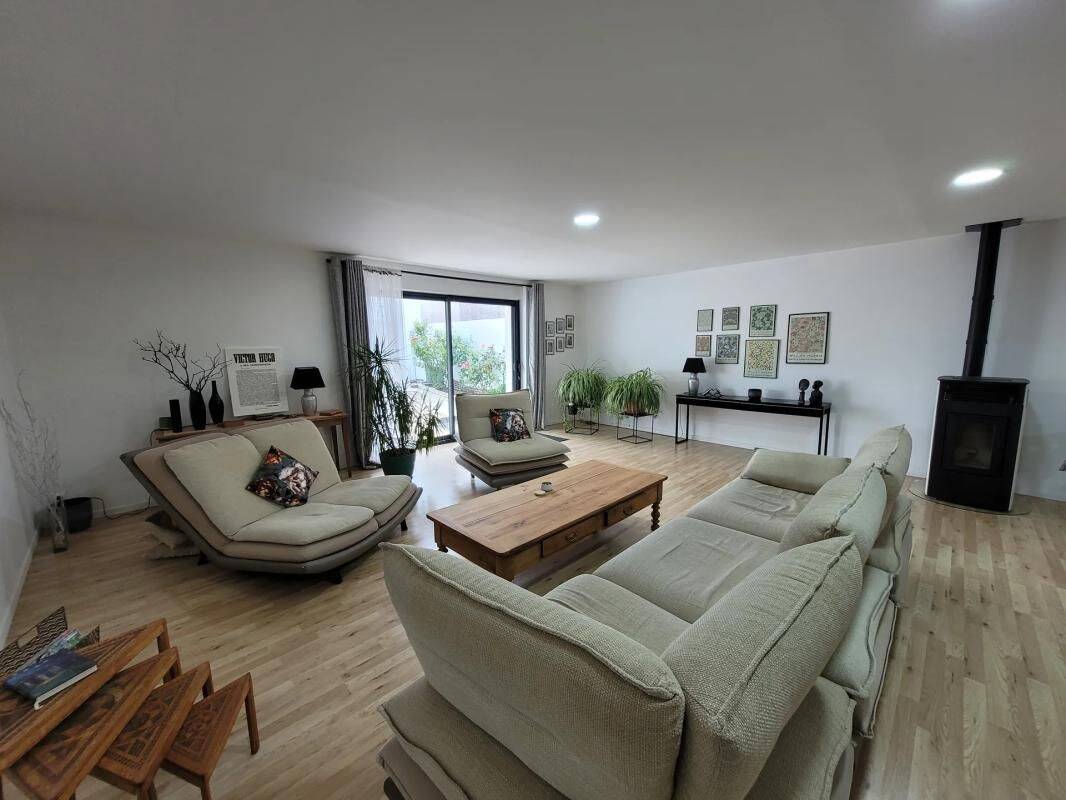 Maison 5 pièces 220 m² · à Les Portes du Coglais · 220 m² · 220 000 €