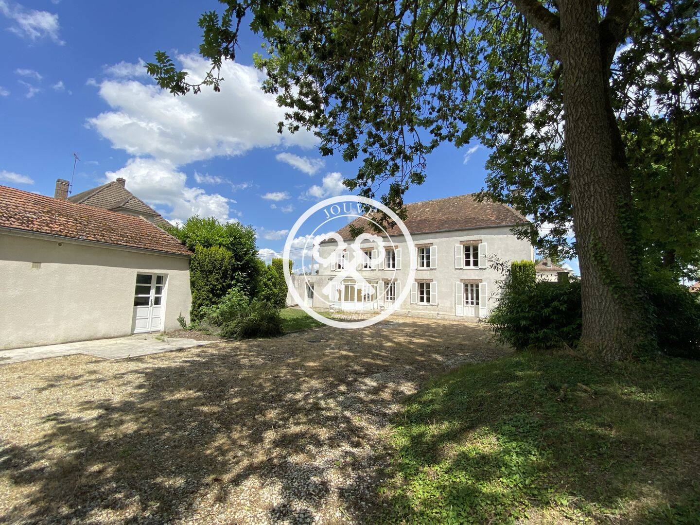 Maison 8 pièces 240 m² · à Marigny-le-Châtel · 240 m² · 265 000 €