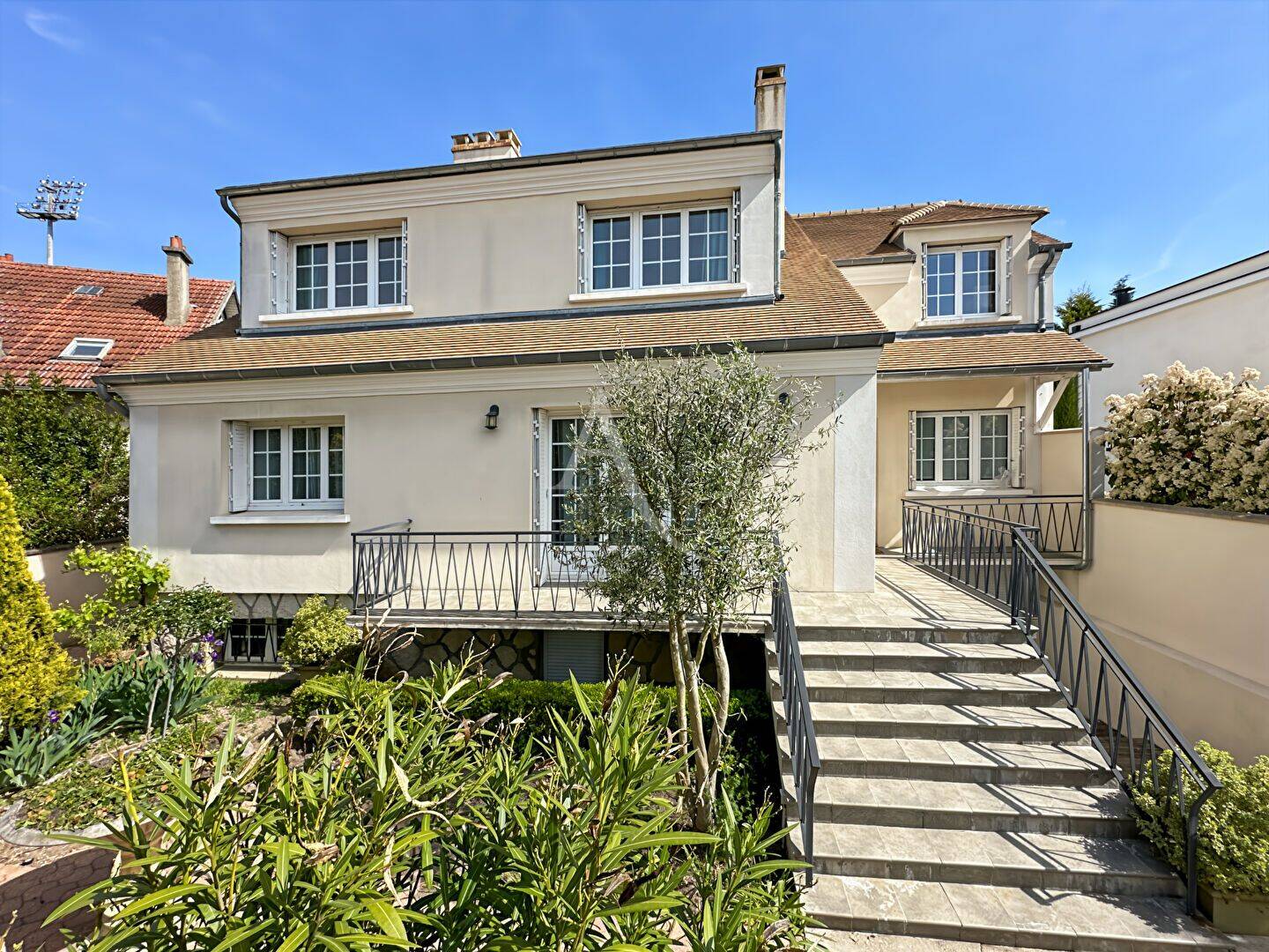Maison 7 pièces 230 m² · à Poissy · 229,8 m² · 2 900 €/mois
