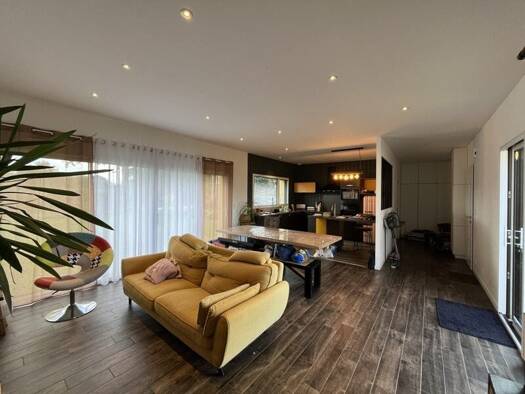 Maison de plain-pied à vendre 239 990 € 4 pièces 3 chambres 111 m² 2 646 m² de terrain Cléden-Poher 29270