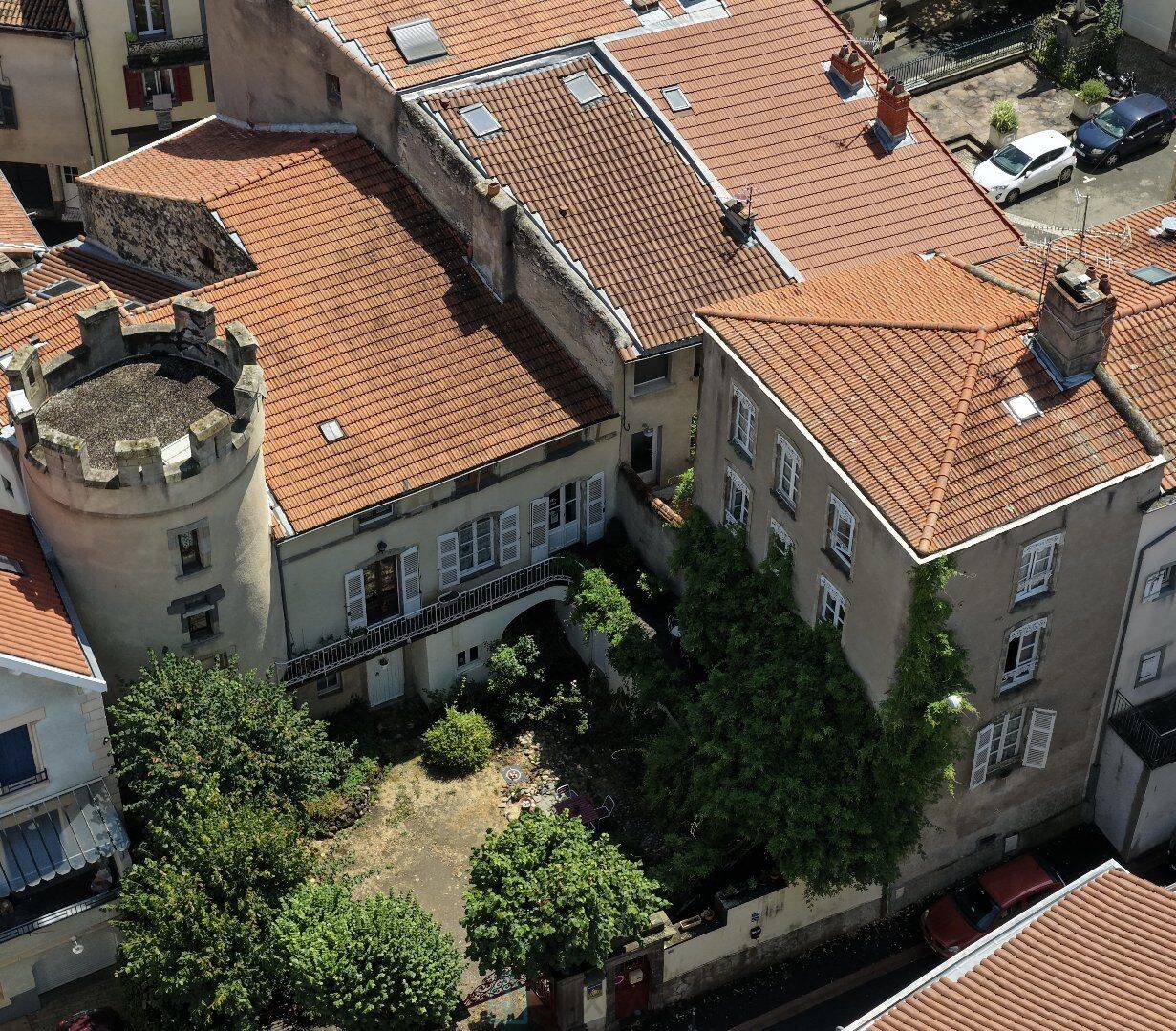 Maison 12 pièces 421 m² · à Les Martres-de-Veyre · 421 m² · 519 000 €