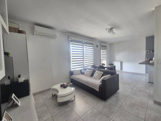 Appartement à vendre 235 000 € 3 pièces 2 chambres 60 m² Étage 1/2 Est Gignac-la-Nerthe 13180