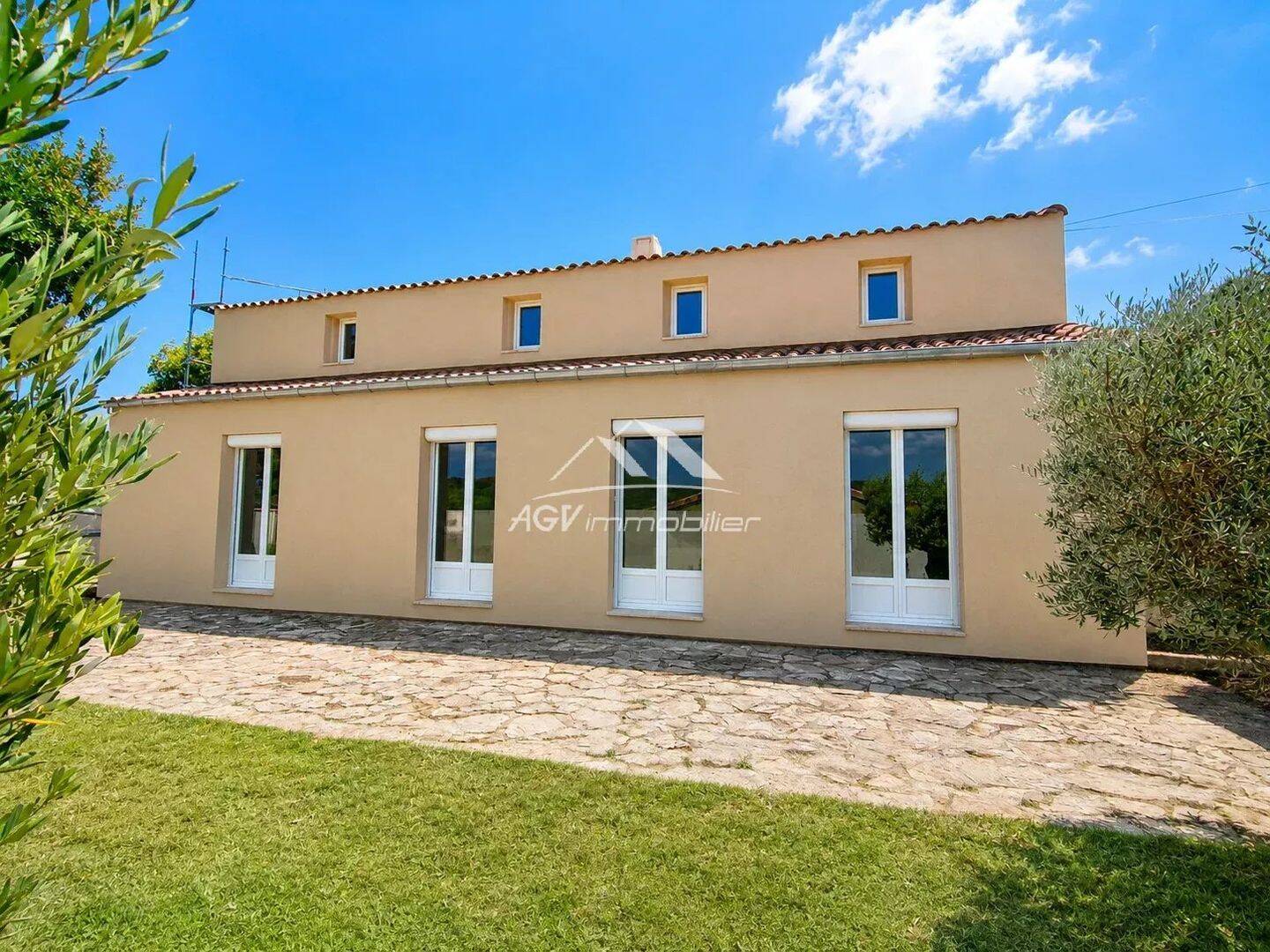 Maison 5 pièces 161 m² · à Saint-Julien-les-Rosiers · 161 m² · 315 000 €