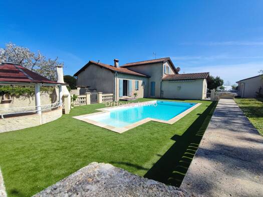 Maison à vendre 274 900 € 8 pièces 5 chambres 198 m² 1 792 m² de terrain Roullet-Saint-Estèphe 16440