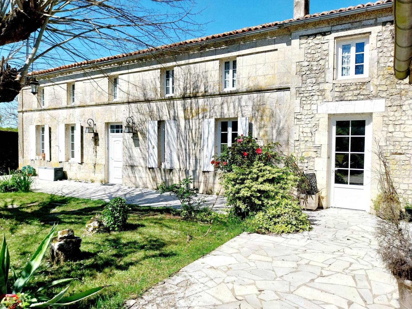 Maison 9 pièces 210 m² · à Saint-Germain-de-Lusignan · 210 m² · 235 000 €