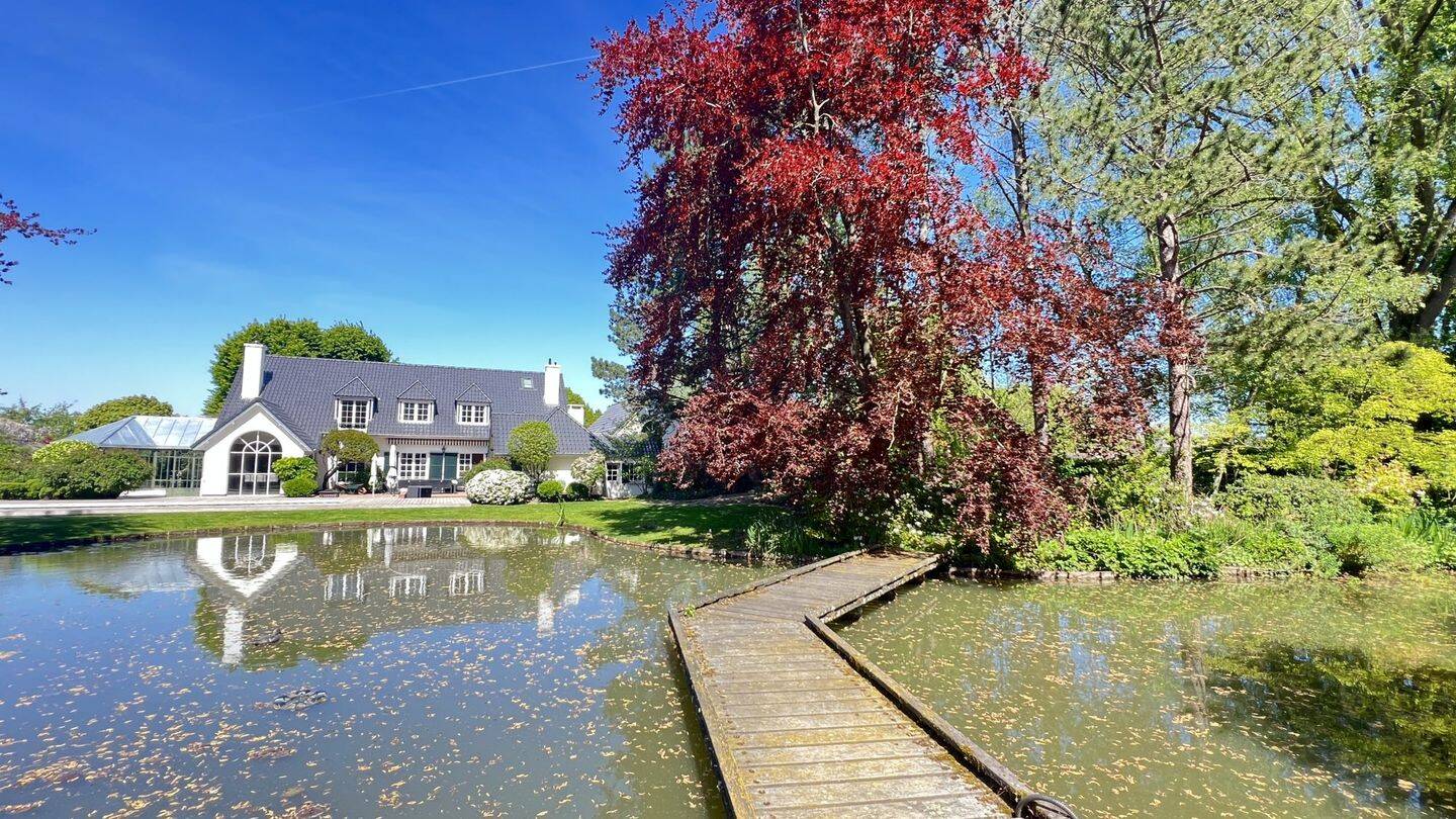Sublime villa dans un parc avec piscine, étang et box chevaux