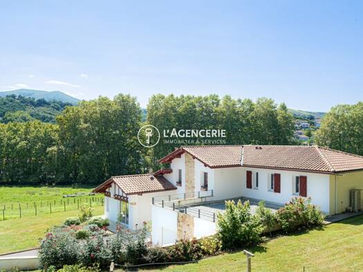 Villa à vendre - Première occupation 750 000 € 5 pièces 3 chambres 220 m² 2 000 m² de terrain Espelette 64250
