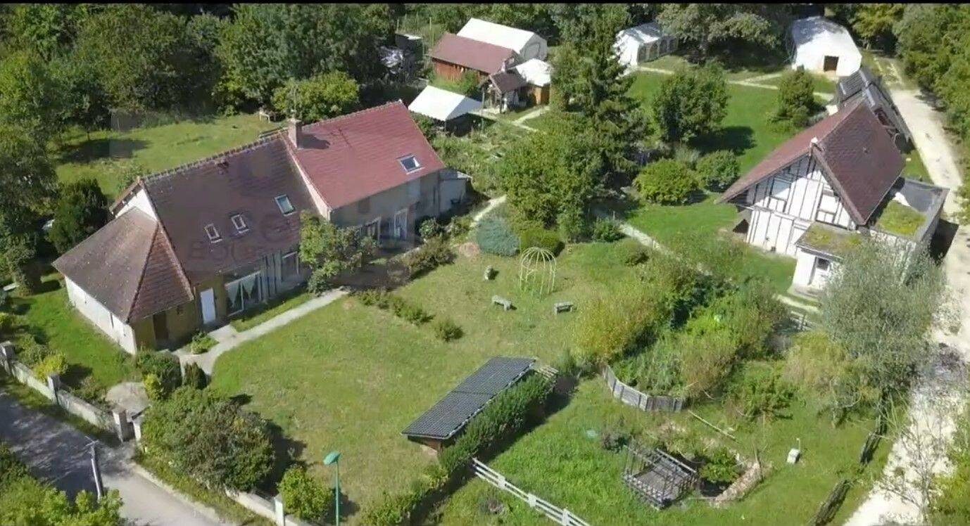 Maison 10 pièces 388 m² · à Saint-Amand-en-Puisaye · 388 m² · 340 000 €