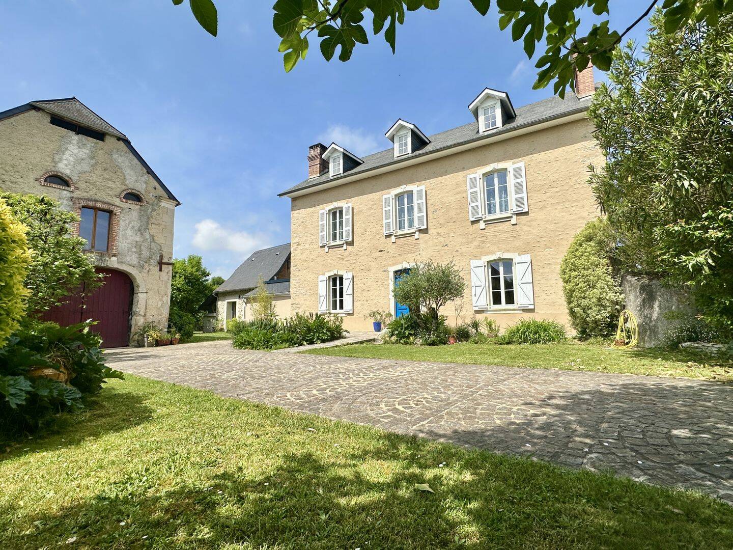 Maison 8 pièces 210 m² · à Nay · 210 m² · 495 000 €