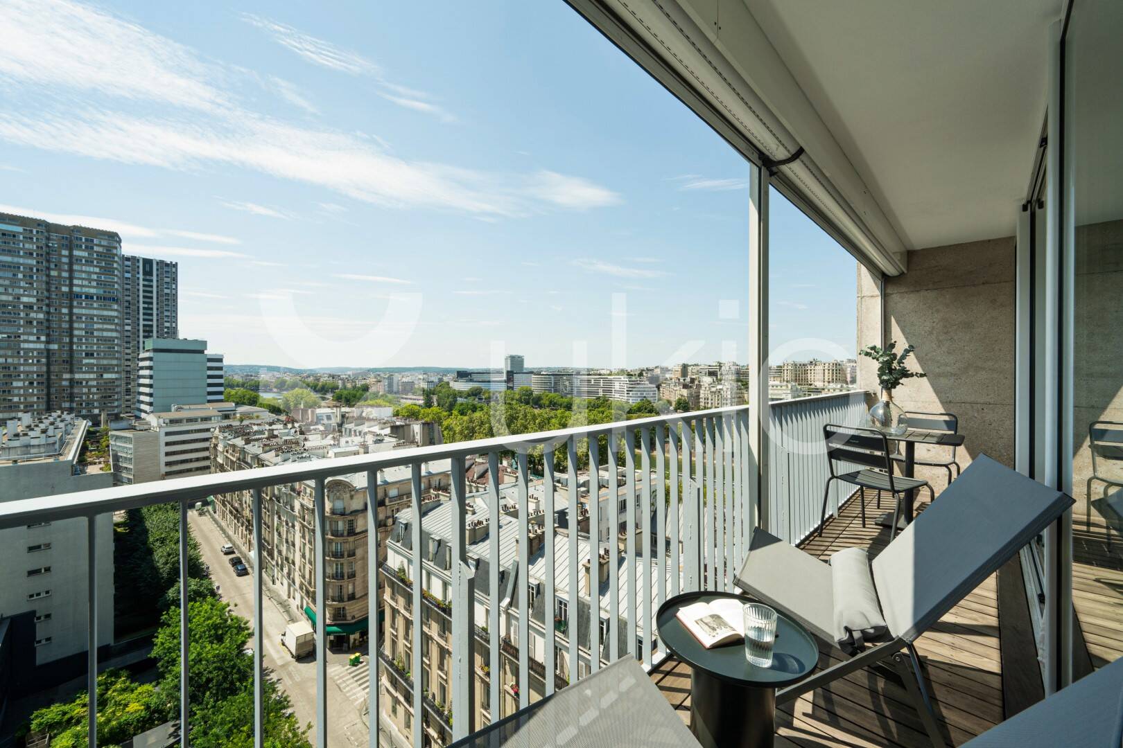 Appartement 3 pièces 95 m² · à Paris 15ème Arrondissement · 95 m² · 7 655 €/mois